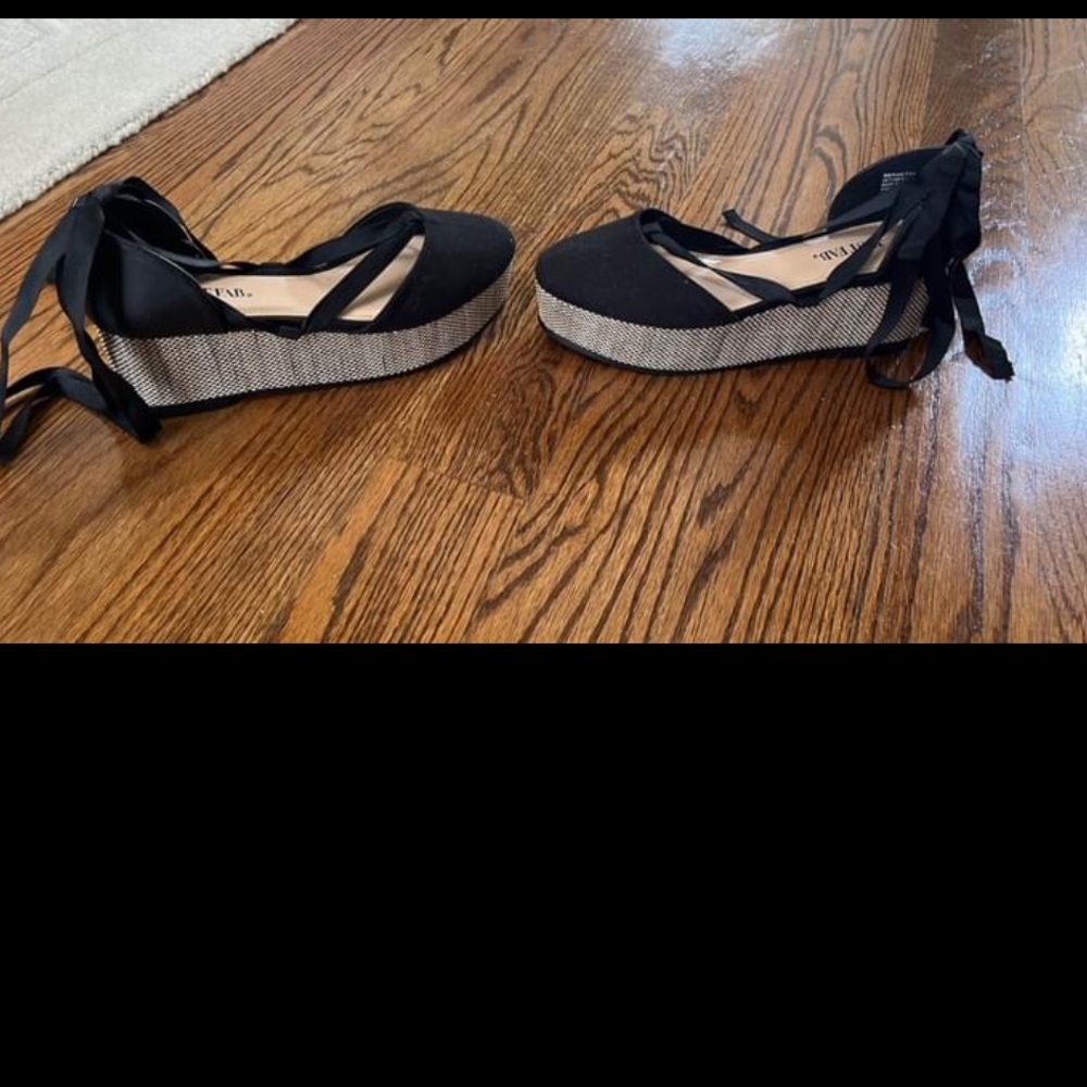 Tie front woman's wedge